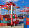 Gru industriale rossa ed enormi container colorati impilati in un porto commerciale.